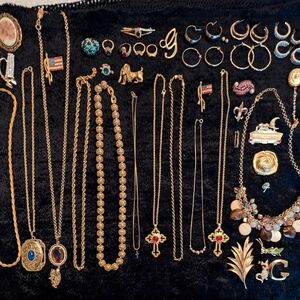 Elegant Gold Necklace Set I'm